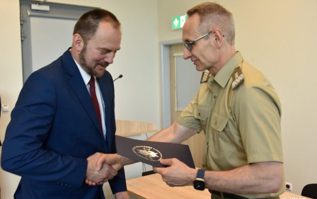 Uhonorowanie 30 absolwentów VIII edycji studiów podyplomowych w WIM-PIB, dyrektor WIM-PIB Grzegorz Gielerak wręcza dyplom absolwentowi