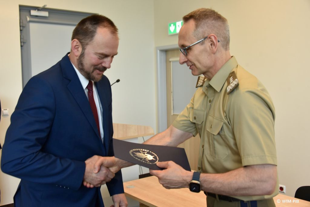 Uhonorowanie 30 absolwentów VIII edycji studiów podyplomowych w WIM-PIB, dyrektor WIM-PIB Grzegorz Gielerak wręcza dyplom absolwentowi