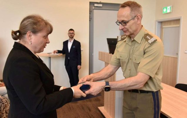 Uhonorowanie 30 absolwentów VIII edycji studiów podyplomowych w WIM-PIB, dyrektor WIM-PIB Grzegorz Gielerak wręcza dyplom absolwentowi