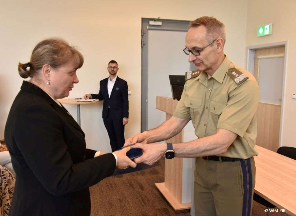 Uhonorowanie 30 absolwentów VIII edycji studiów podyplomowych w WIM-PIB, dyrektor WIM-PIB Grzegorz Gielerak wręcza dyplom absolwentowi