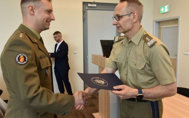 Uhonorowanie 30 absolwentów VIII edycji studiów podyplomowych w WIM-PIB, dyrektor WIM-PIB Grzegorz Gielerak wręcza dyplom absolwentowi