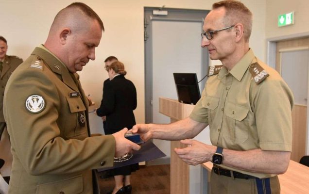 Uhonorowanie 30 absolwentów VIII edycji studiów podyplomowych w WIM-PIB, dyrektor WIM-PIB Grzegorz Gielerak wręcza dyplom absolwentowi