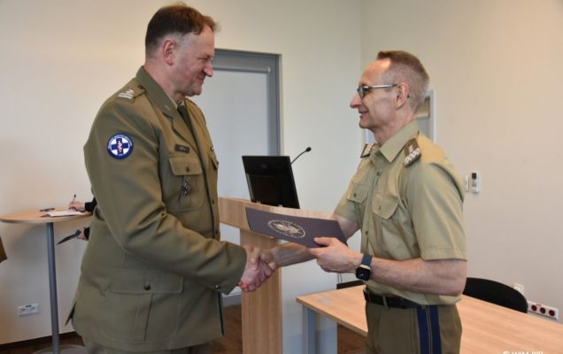 Uhonorowanie 30 absolwentów VIII edycji studiów podyplomowych w WIM-PIB, dyrektor WIM-PIB Grzegorz Gielerak wręcza dyplom absolwentowi