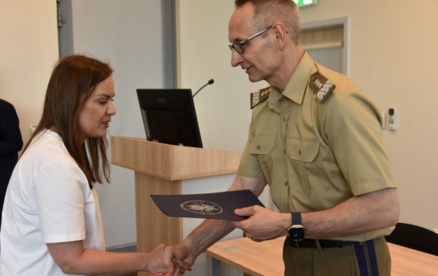 Uhonorowanie 30 absolwentów VIII edycji studiów podyplomowych w WIM-PIB, dyrektor WIM-PIB Grzegorz Gielerak wręcza dyplom absolwentowi