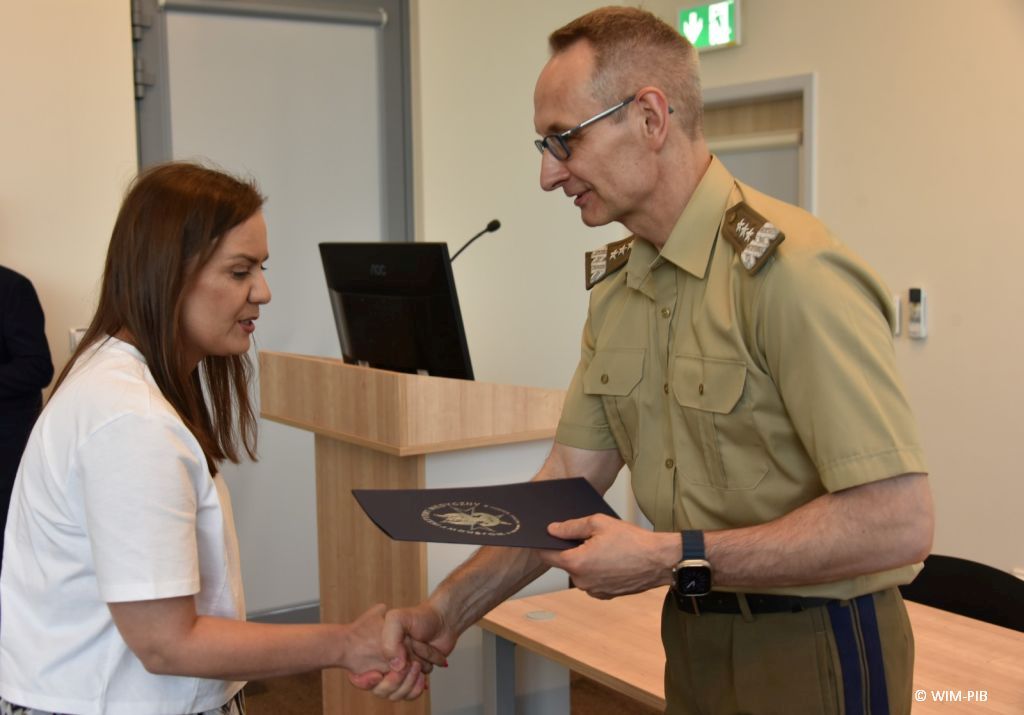 Uhonorowanie 30 absolwentów VIII edycji studiów podyplomowych w WIM-PIB, dyrektor WIM-PIB Grzegorz Gielerak wręcza dyplom absolwentowi