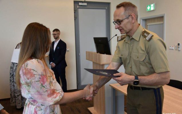Uhonorowanie 30 absolwentów VIII edycji studiów podyplomowych w WIM-PIB, dyrektor WIM-PIB Grzegorz Gielerak wręcza dyplom absolwentowi