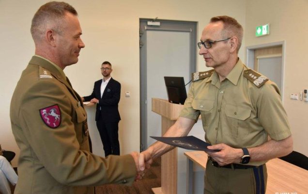 Uhonorowanie 30 absolwentów VIII edycji studiów podyplomowych w WIM-PIB, dyrektor WIM-PIB Grzegorz Gielerak wręcza dyplom absolwentowi