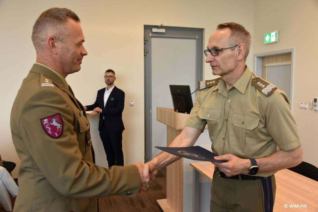 Uhonorowanie 30 absolwentów VIII edycji studiów podyplomowych w WIM-PIB, dyrektor WIM-PIB Grzegorz Gielerak wręcza dyplom absolwentowi