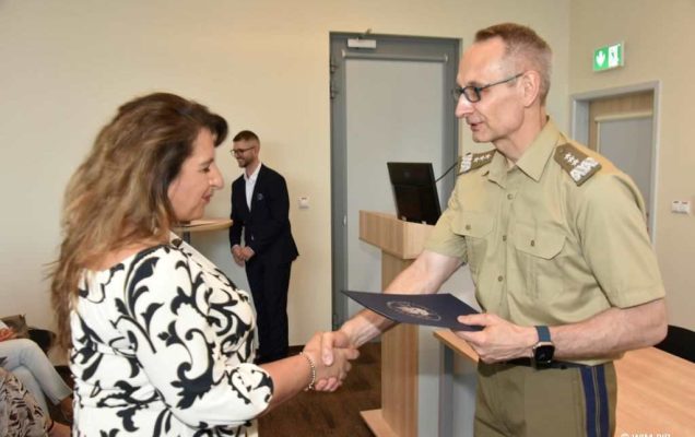 Uhonorowanie 30 absolwentów VIII edycji studiów podyplomowych w WIM-PIB, dyrektor WIM-PIB Grzegorz Gielerak wręcza dyplom absolwentowi