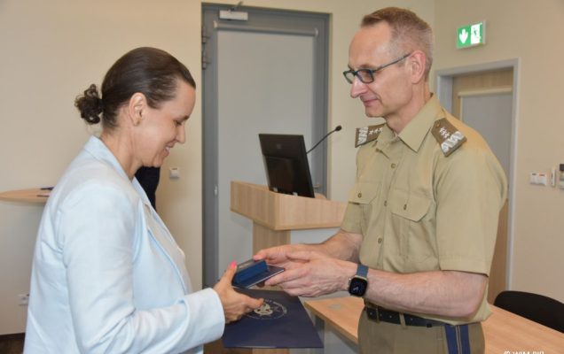 Uhonorowanie 30 absolwentów VIII edycji studiów podyplomowych w WIM-PIB, dyrektor WIM-PIB Grzegorz Gielerak wręcza dyplom absolwentowi