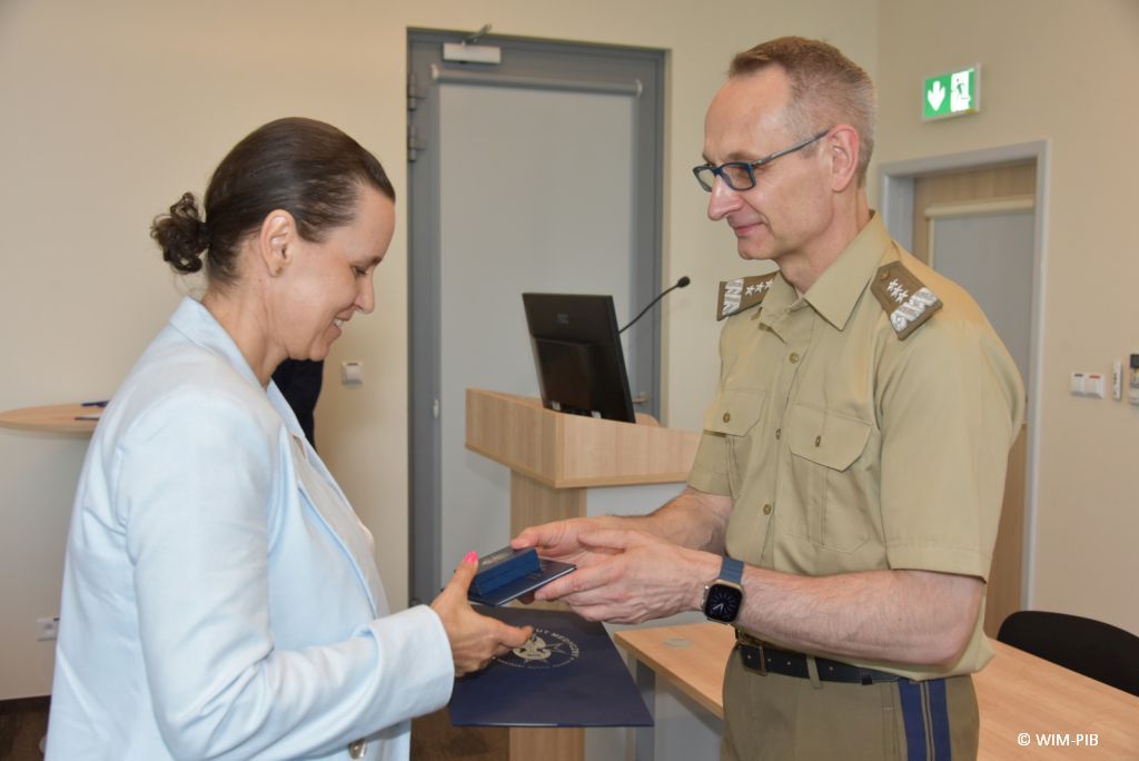 Uhonorowanie 30 absolwentów VIII edycji studiów podyplomowych w WIM-PIB, dyrektor WIM-PIB Grzegorz Gielerak wręcza dyplom absolwentowi