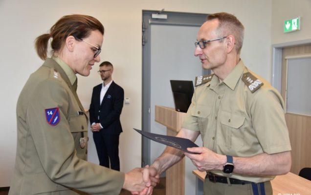 Uhonorowanie 30 absolwentów VIII edycji studiów podyplomowych w WIM-PIB, dyrektor WIM-PIB Grzegorz Gielerak wręcza dyplom absolwentowi