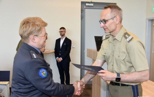 Uhonorowanie 30 absolwentów VIII edycji studiów podyplomowych w WIM-PIB, dyrektor WIM-PIB Grzegorz Gielerak wręcza dyplom absolwentowi