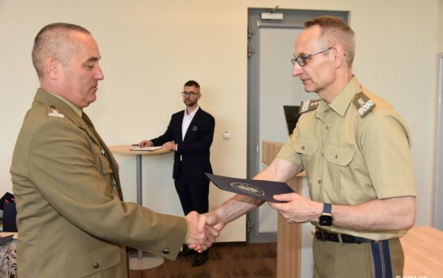 Uhonorowanie 30 absolwentów VIII edycji studiów podyplomowych w WIM-PIB, dyrektor WIM-PIB Grzegorz Gielerak wręcza dyplom absolwentowi
