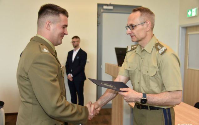 Uhonorowanie 30 absolwentów VIII edycji studiów podyplomowych w WIM-PIB, dyrektor WIM-PIB Grzegorz Gielerak wręcza dyplom absolwentowi