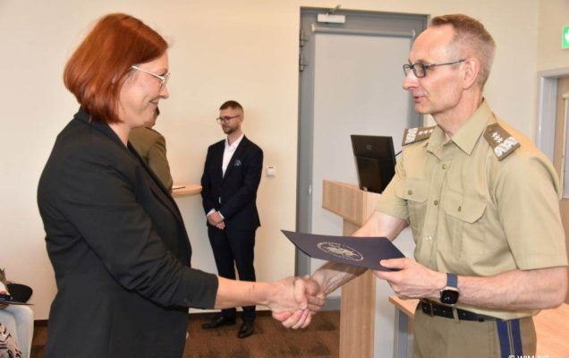 Uhonorowanie 30 absolwentów VIII edycji studiów podyplomowych w WIM-PIB, dyrektor WIM-PIB Grzegorz Gielerak wręcza dyplom absolwentowi