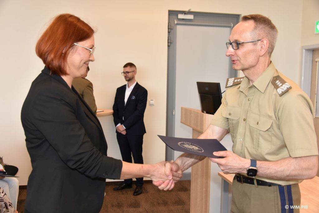 Uhonorowanie 30 absolwentów VIII edycji studiów podyplomowych w WIM-PIB, dyrektor WIM-PIB Grzegorz Gielerak wręcza dyplom absolwentowi