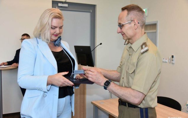 Uhonorowanie 30 absolwentów VIII edycji studiów podyplomowych w WIM-PIB, dyrektor WIM-PIB Grzegorz Gielerak wręcza dyplom absolwentowi