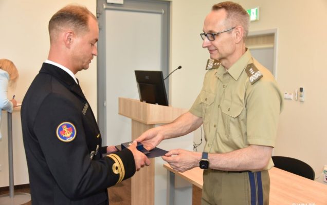 Uhonorowanie 30 absolwentów VIII edycji studiów podyplomowych w WIM-PIB, dyrektor WIM-PIB Grzegorz Gielerak wręcza dyplom absolwentowi