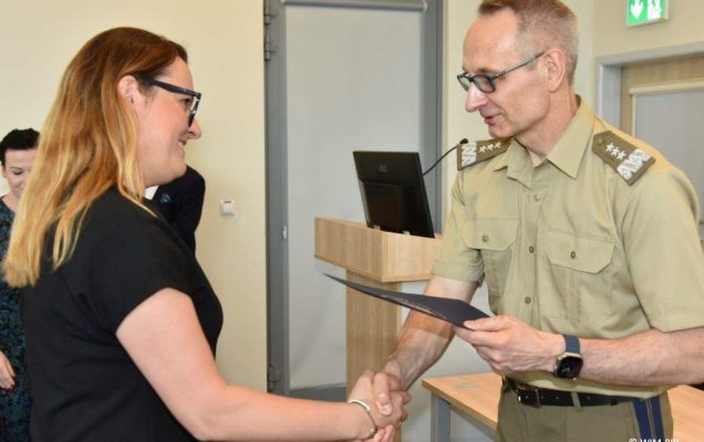 Uhonorowanie 30 absolwentów VIII edycji studiów podyplomowych w WIM-PIB, dyrektor WIM-PIB Grzegorz Gielerak wręcza dyplom absolwentowi