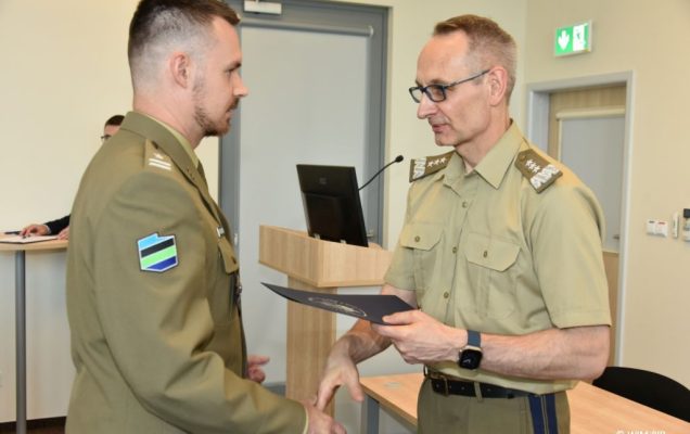 Uhonorowanie 30 absolwentów VIII edycji studiów podyplomowych w WIM-PIB, dyrektor WIM-PIB Grzegorz Gielerak wręcza dyplom absolwentowi