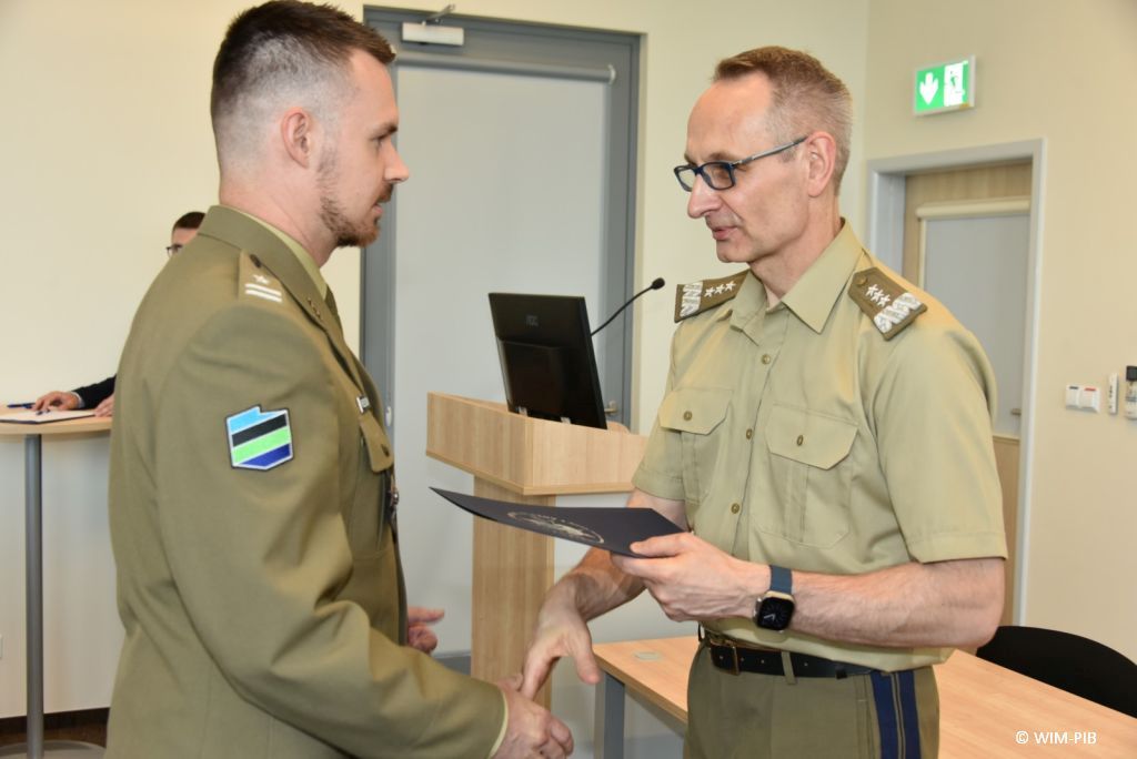 Uhonorowanie 30 absolwentów VIII edycji studiów podyplomowych w WIM-PIB, dyrektor WIM-PIB Grzegorz Gielerak wręcza dyplom absolwentowi