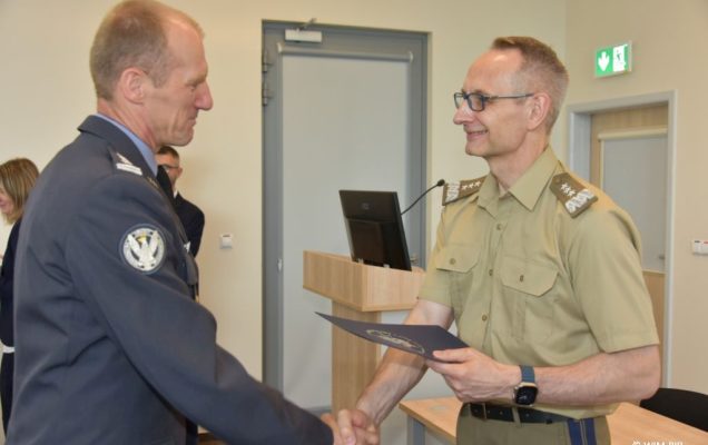Uhonorowanie 30 absolwentów VIII edycji studiów podyplomowych w WIM-PIB, dyrektor WIM-PIB Grzegorz Gielerak wręcza dyplom absolwentowi