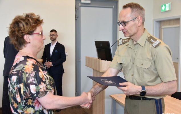 Uhonorowanie 30 absolwentów VIII edycji studiów podyplomowych w WIM-PIB, dyrektor WIM-PIB Grzegorz Gielerak wręcza dyplom absolwentowi