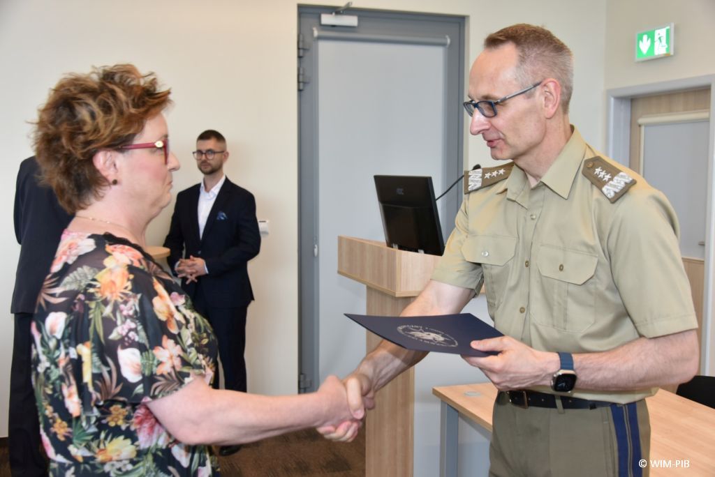 Uhonorowanie 30 absolwentów VIII edycji studiów podyplomowych w WIM-PIB, dyrektor WIM-PIB Grzegorz Gielerak wręcza dyplom absolwentowi
