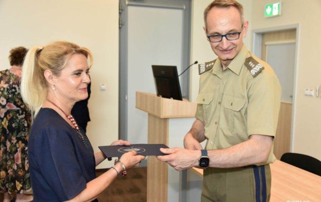 Uhonorowanie 30 absolwentów VIII edycji studiów podyplomowych w WIM-PIB, dyrektor WIM-PIB Grzegorz Gielerak wręcza dyplom absolwentowi