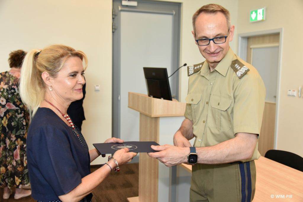 Uhonorowanie 30 absolwentów VIII edycji studiów podyplomowych w WIM-PIB, dyrektor WIM-PIB Grzegorz Gielerak wręcza dyplom absolwentowi