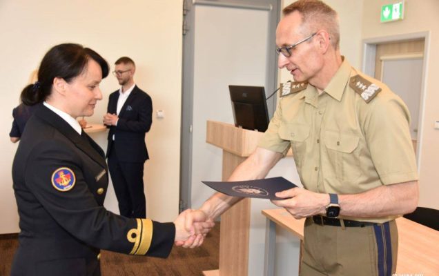 Uhonorowanie 30 absolwentów VIII edycji studiów podyplomowych w WIM-PIB, dyrektor WIM-PIB Grzegorz Gielerak wręcza dyplom absolwentowi
