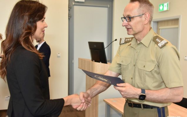 Uhonorowanie 30 absolwentów VIII edycji studiów podyplomowych w WIM-PIB, dyrektor WIM-PIB Grzegorz Gielerak wręcza dyplom absolwentowi