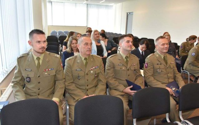 Uhonorowanie 30 absolwentów VIII edycji studiów podyplomowych w WIM-PIB, dyrektor WIM-PIB Grzegorz Gielerak wręcza dyplom absolwentowi