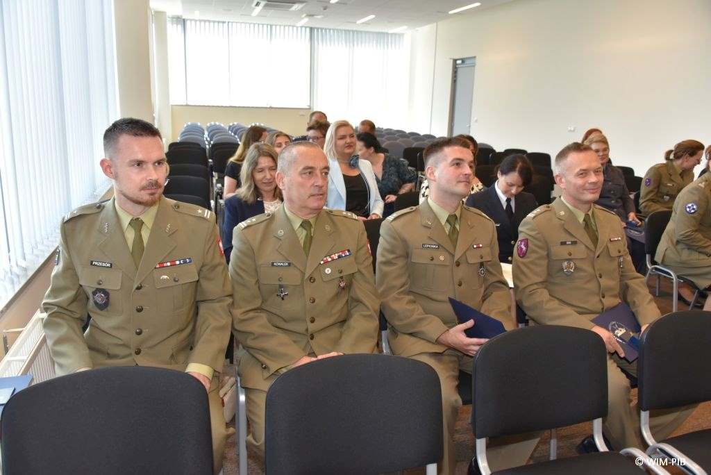 Uhonorowanie 30 absolwentów VIII edycji studiów podyplomowych w WIM-PIB, dyrektor WIM-PIB Grzegorz Gielerak wręcza dyplom absolwentowi