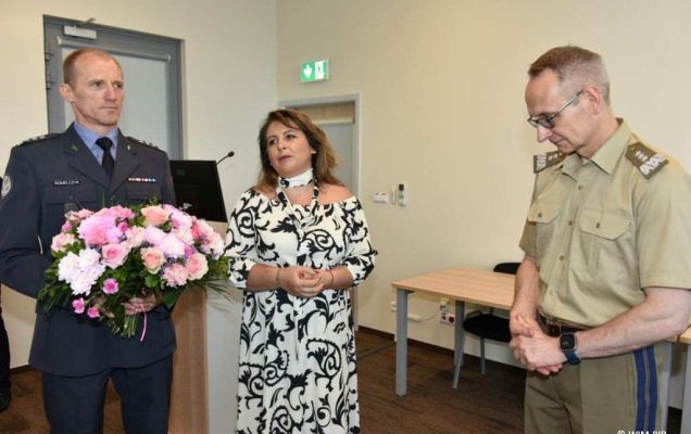 Uhonorowanie 30 absolwentów VIII edycji studiów podyplomowych w WIM-PIB, absolwenci wręczają kwiaty dyrektorowi WIM-PIB Grzegorzowi Gielerakowi