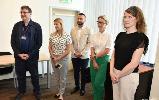 Uhonorowanie 30 absolwentów VIII edycji studiów podyplomowych w WIM-PIB, pracownicy WIM-PIB