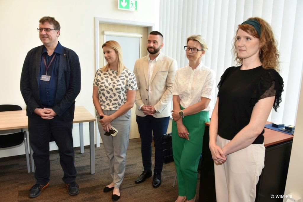 Uhonorowanie 30 absolwentów VIII edycji studiów podyplomowych w WIM-PIB, pracownicy WIM-PIB