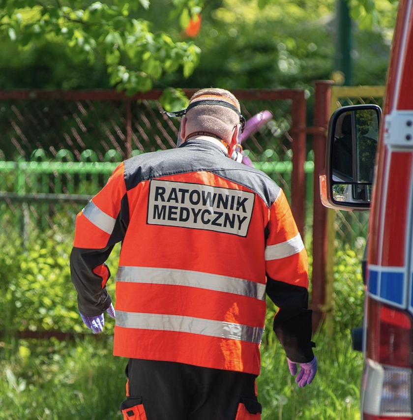 ratownik medyczny w kamizelce, gotowy do akcji ratunkowej