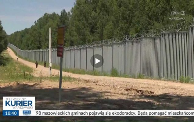 zrzut ekranu telewizyjny kurier warszawski. Patrol żołnierzy na granicy polsko białoruskiej.