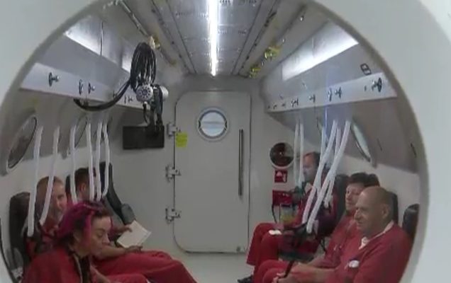 komora hiperbaryczna w wojskowym instytucie medycznym, pacjenci w trakcie zabiegu