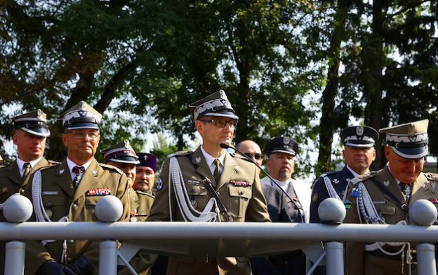 promocji oficerskiej dokonuje gen. broni Grzegorz Gielerak, dyrektor Wojskowego Instytutu Medycznego