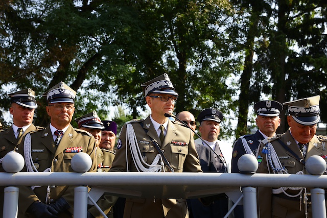 promocji oficerskiej dokonuje gen. broni Grzegorz Gielerak, dyrektor Wojskowego Instytutu Medycznego