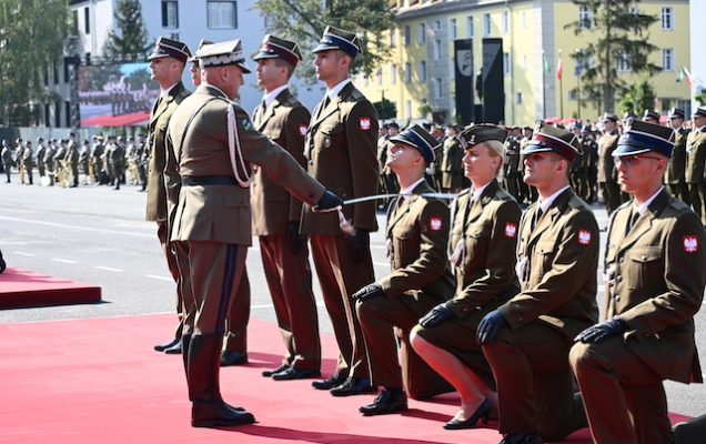 promocji oficerskiej dokonuje gen. broni Grzegorz Gielerak, dyrektor Wojskowego Instytutu Medycznego