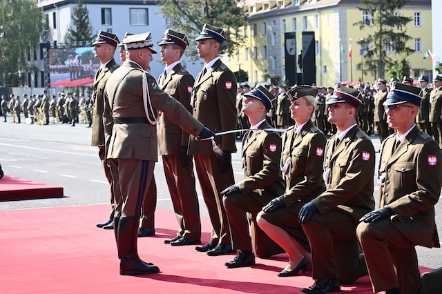 promocji oficerskiej dokonuje gen. broni Grzegorz Gielerak, dyrektor Wojskowego Instytutu Medycznego