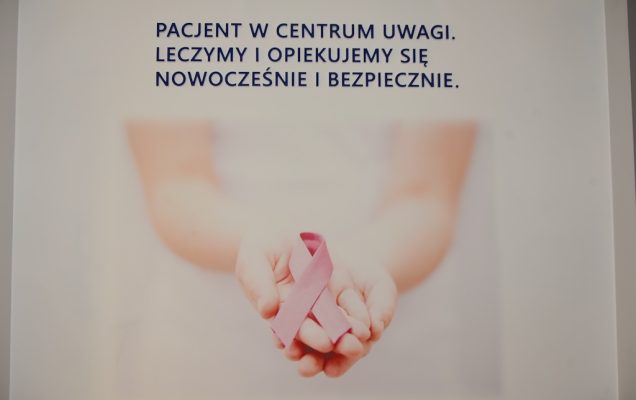 Poradnia Chorób Piersi w Wojskowym Instytucie Medycznym. Napis na ścianie: 