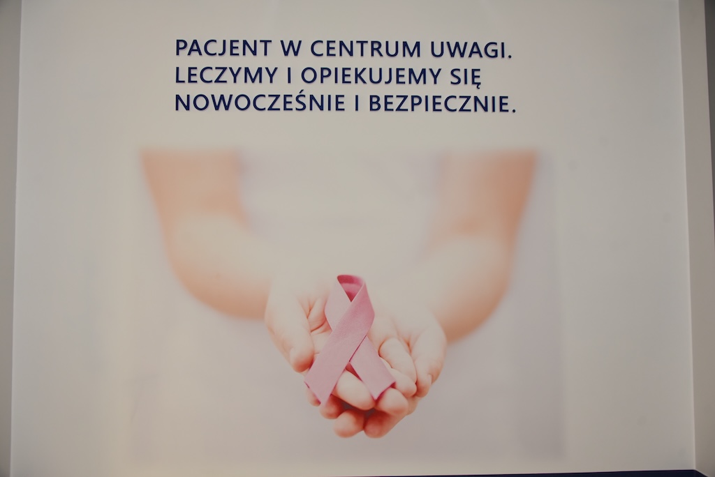 Poradnia Chorób Piersi w Wojskowym Instytucie Medycznym. Napis na ścianie: 