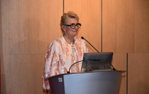 Prezes Stowarzyszenia Amazonki Krystyna Wechmann przy mównicy przemawia do zebranych gości.