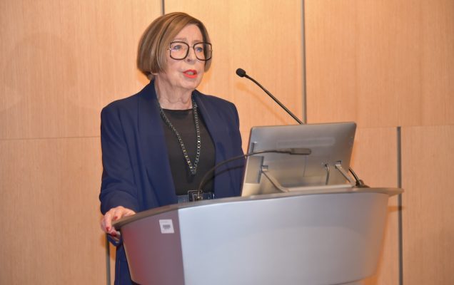 Prezes Zarządu Polskie Amazonki Ruch Społeczny – Elżbieta Kozik przy mównicy przemawia do zebranych gości.