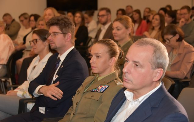 Siedzący goście podczas uroczystości otwarcie nowej Poradni Chorób Piersi WIM-PIB.